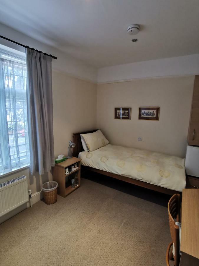 Hatsue Guest House Camberley Exterior photo